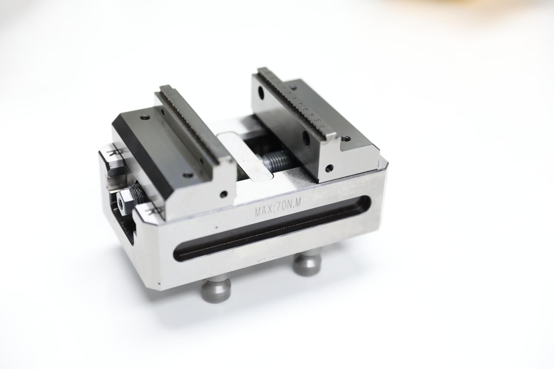 High-precision Self-centering Vise from XY-GLOBAL