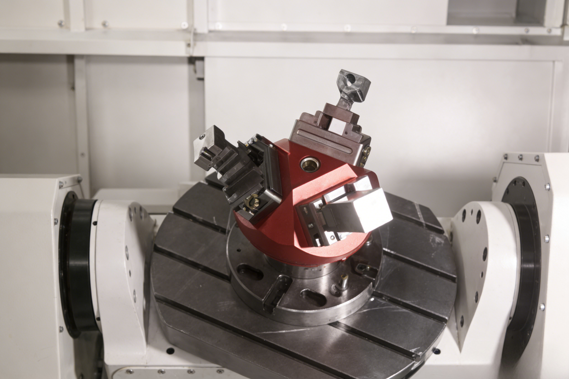 Self-Centering Vise for Robotic Automatic Loading